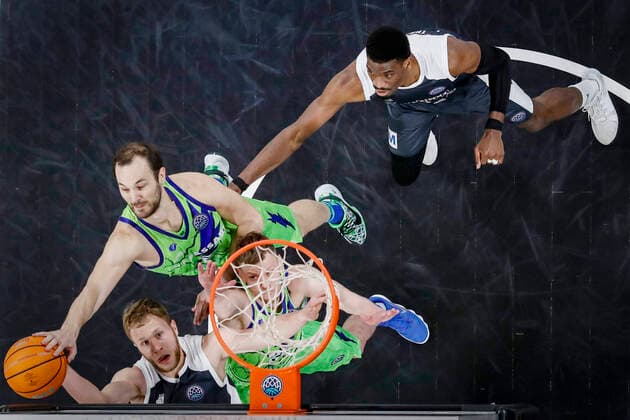 Block von oben links 02 Miro Bilan (Dinamo Banco di Sardegna Sassari) unten Christian Sengfelder (Brose Bamberg, 43) oben rechts Shevon Thompson (Brose Bamberg, 27) Basketball Champions League 2020 21, Playoof Spieltag 5, Brose Bamberg - Dinamo Sassari 01.04.2021, Bamberg, Brose Arena - Copyright: DanielxLöb
