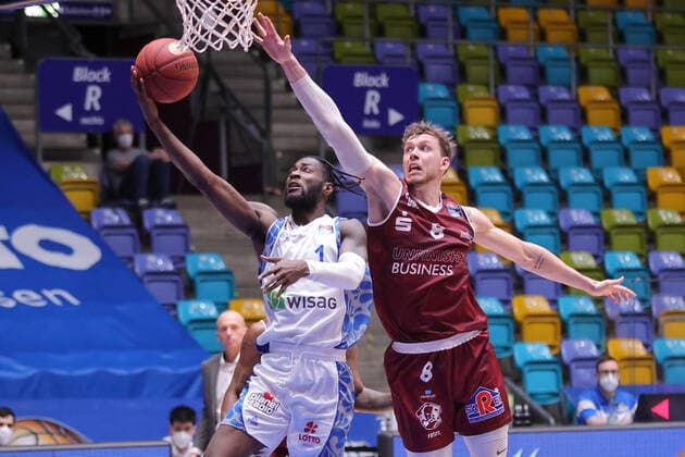 Fraport Skyliners - NINERS Chemnitz, easyCredit BBL Matt Mobley (Fraport Skyliners, 1) gegen Jan Niklas Wimberg (Niners Chemnitz, 8). Basketball-Spiel der easyCredit BBL zwischen den Fraport Skyliners und NINERS Chemnitz am 1. April 2021 in der Fraport-Arena in Frankfurt am Main., Frankfurt am Main Hessen Deutschland Fraport-Arena