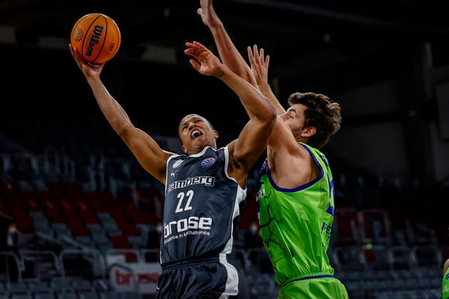 Sport Bilder des Tages links Devon Hall (Brose Bamberg, 22) Basketball Champions League 2020 21, Playoof Spieltag 5, Brose Bamberg - Dinamo Sassari 01.04.2021, Bamberg, Brose Arena - Copyright: DanielxLöb