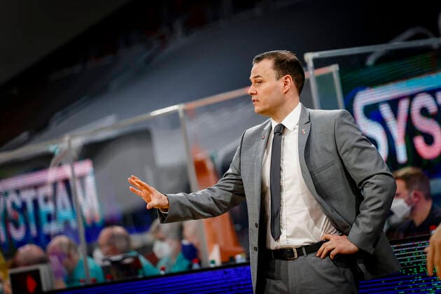 Headcoach Johan Roijakkers (Brose Bamberg) Basketball Champions League 2020 21, Playoof Spieltag 5, Brose Bamberg - Dinamo Sassari 01.04.2021, Bamberg, Brose Arena - Copyright: DanielxLöb