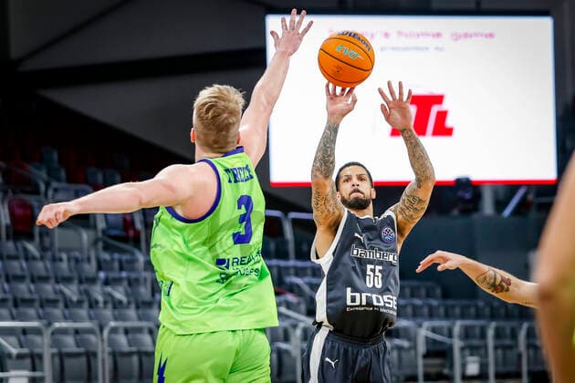 rechts Tyler Larson (Brose Bamberg, 55) links 03 Kaspar Treier (Dinamo Banco di Sardegna Sassari) Basketball Champions League 2020 21, Playoof Spieltag 5, Brose Bamberg - Dinamo Sassari 01.04.2021, Bamberg, Brose Arena - Copyright: DanielxLöb