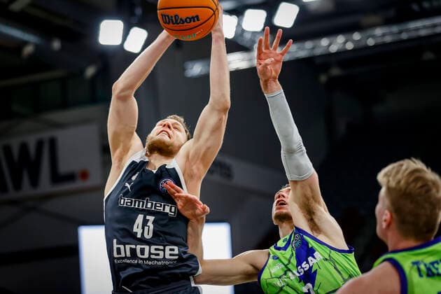 links Christian Sengfelder (Brose Bamberg, 43) rechts 07 Ethan Happ (Dinamo Banco di Sardegna Sassari) Basketball Champions League 2020 21, Playoof Spieltag 5, Brose Bamberg - Dinamo Sassari 01.04.2021, Bamberg, Brose Arena - Copyright: DanielxLöb