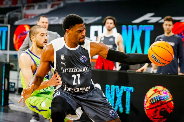 rechts Shevon Thompson (Brose Bamberg, 27) Basketball Champions League 2020 21, Playoof Spieltag 5, Brose Bamberg - Dinamo Sassari 01.04.2021, Bamberg, Brose Arena - Copyright: DanielxLöb