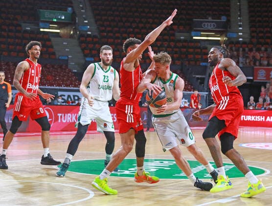 2 Wade Baldwin, Mitte, 8 Jalen Reynolds, re. und 0 Nick Weiler-Babb li. (FCBB) rot, gegen 0 Thomas Walkup, 23 Martinas Geben (Zalgiris Kaunas) Basketball, EuroLeague, FC Bayern München vs. Zalgiris Kaunas im Audi Dome am 01.04.2021 FOTO: Mladen Lackovic LakoPress