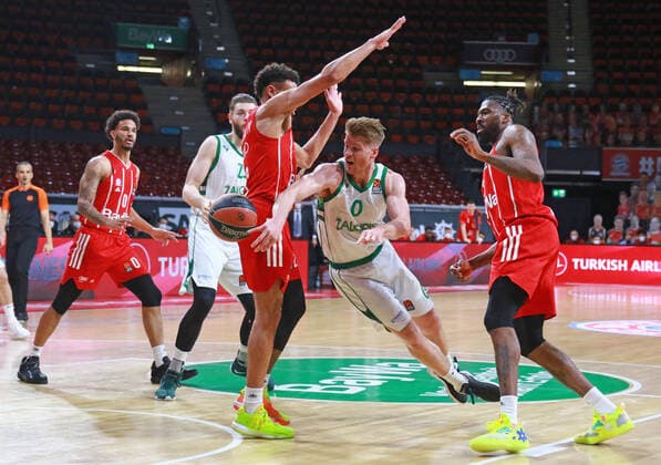 2 Wade Baldwin, Mitte, 8 Jalen Reynolds, re. und 0 Nick Weiler-Babb li. (FCBB) rot, gegen 0 Thomas Walkup, 23 Martinas Geben (Zalgiris Kaunas) Basketball, EuroLeague, FC Bayern München vs. Zalgiris Kaunas im Audi Dome am 01.04.2021 FOTO: Mladen Lackovic LakoPress
