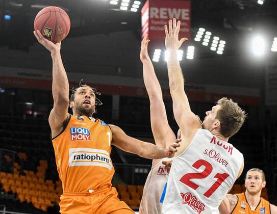 GER, BBL, ratiopharm ulm vs s.Oliver Würzburg Wuerzburg 01.04.2021, ratiopharm arena, Neu-Ulm, GER, BBL, ratiopharm ulm vs s.Oliver Würzburg Wuerzburg, im Bild Demitrius Conger (Ulm, 1) kann von Florian Koch (Wuerzburg, 21) und Jonas Weitzel (Wuerzburg, 27) nicht am Wurf gehindert werden