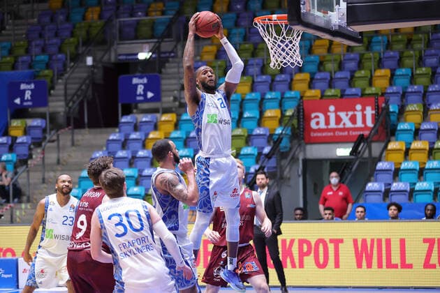 Fraport Skyliners - NINERS Chemnitz, easyCredit BBL Rebound von Kamari Murphy (Fraport Skyliners, 21). Basketball-Spiel der easyCredit BBL zwischen den Fraport Skyliners und NINERS Chemnitz am 1. April 2021 in der Fraport-Arena in Frankfurt am Main., Frankfurt am Main Hessen Deutschland Fraport-Arena