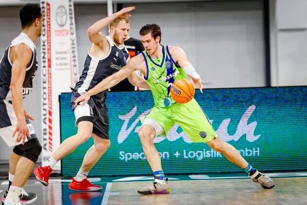 rechts 07 Ethan Happ (Dinamo Banco di Sardegna Sassari) links Christian Sengfelder (Brose Bamberg, 43) Basketball Champions League 2020 21, Playoof Spieltag 5, Brose Bamberg - Dinamo Sassari 01.04.2021, Bamberg, Brose Arena - Copyright: DanielxLöb