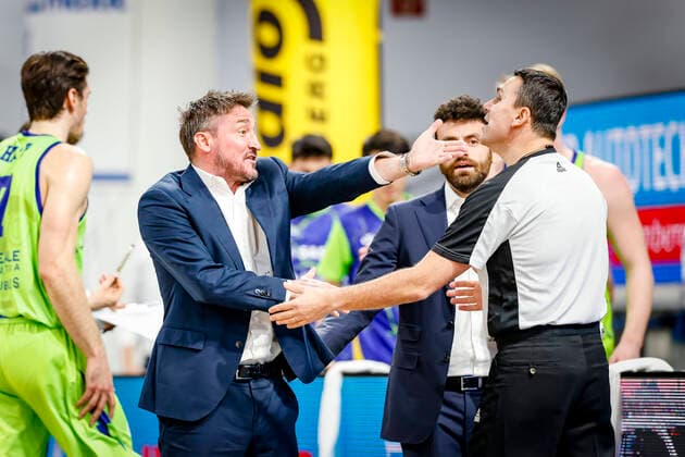 links Headcoach Gianmarco Pozzecco (Dinamo Banco di Sardegna Sassari) Basketball Champions League 2020 21, Playoof Spieltag 5, Brose Bamberg - Dinamo Sassari 01.04.2021, Bamberg, Brose Arena - Copyright: DanielxLöb