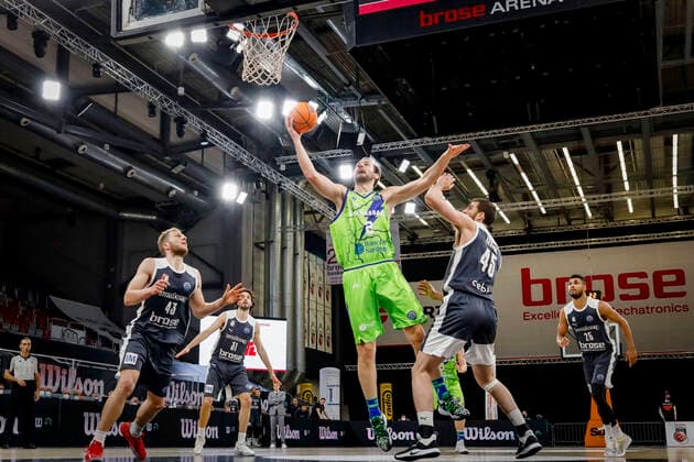 Mitte 02 Miro Bilan (Dinamo Banco di Sardegna Sassari) rechts David Kravish (Brose Bamberg, 45) links Christian Sengfelder (Brose Bamberg, 43) Basketball Champions League 2020 21, Playoof Spieltag 5, Brose Bamberg - Dinamo Sassari 01.04.2021, Bamberg, Brose Arena - Copyright: DanielxLöb