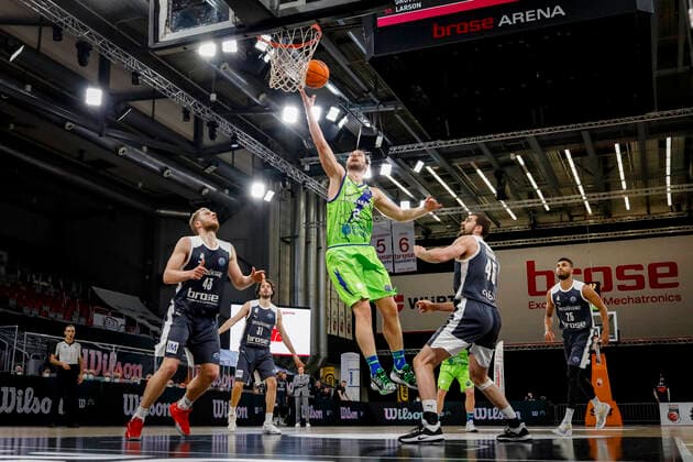 Mitte 02 Miro Bilan (Dinamo Banco di Sardegna Sassari) rechts David Kravish (Brose Bamberg, 45) links Christian Sengfelder (Brose Bamberg, 43) Basketball Champions League 2020 21, Playoof Spieltag 5, Brose Bamberg - Dinamo Sassari 01.04.2021, Bamberg, Brose Arena - Copyright: DanielxLöb