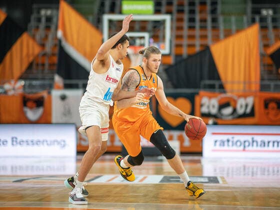 Tyson Ward (s Oliver Wuerzburg, 03), Dylan Osetkowski (Ratiopharm Ulm 21), ratiopharm Ulm vs. S.Oliver Baskets Wuerzburg, Basketball, Bundesliga, BBL, easycredit, 29. Spieltag, Spielzeit 2020 2021, 01.04.2021, ratiopharm Ulm vs. S.Oliver Baskets Wuerzburg, Basketball, Bundesliga, BBL, easycredit, 29. Spieltag, Spielzeit 2020 2021, 01.04.2021 Neu-Ulm Copyright: xEibner-Pressefoto SaschaxWaltherx EP_EER