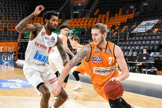 GER, BBL, ratiopharm ulm vs s.Oliver Würzburg Wuerzburg 01.04.2021, ratiopharm arena, Neu-Ulm, GER, BBL, ratiopharm ulm vs s.Oliver Würzburg Wuerzburg, im Bild Dylan Osetkowski (Ulm, 21) setzt sich gegen Perry Jones III (Wuerzburg, 1) durch