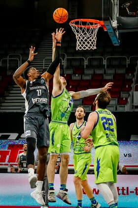 links Shevon Thompson (Brose Bamberg, 27) Basketball Champions League 2020 21, Playoof Spieltag 5, Brose Bamberg - Dinamo Sassari 01.04.2021, Bamberg, Brose Arena - Copyright: DanielxLöb