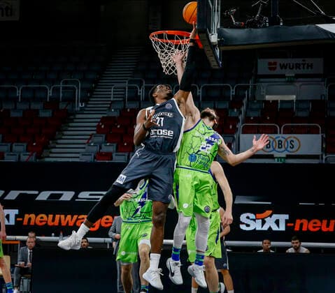 links Shevon Thompson (Brose Bamberg, 27) rechts 22 Stefano Gentile (Dinamo Banco di Sardegna Sassari) Basketball Champions League 2020 21, Playoof Spieltag 5, Brose Bamberg - Dinamo Sassari 01.04.2021, Bamberg, Brose Arena - Copyright: DanielxLöb