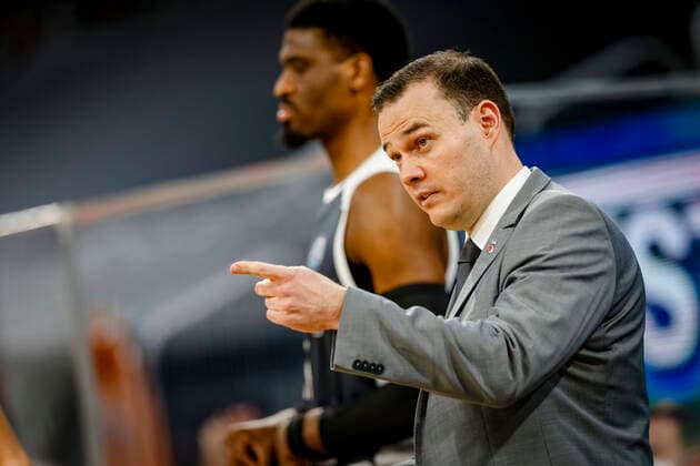 Headcoach Johan Roijakkers (Brose Bamberg) Basketball Champions League 2020 21, Playoof Spieltag 5, Brose Bamberg - Dinamo Sassari 01.04.2021, Bamberg, Brose Arena - Copyright: DanielxLöb