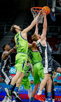 links 02 Miro Bilan (Dinamo Banco di Sardegna Sassari) blocks rechts Christian Sengfelder (Brose Bamberg, 43) Basketball Champions League 2020 21, Playoof Spieltag 5, Brose Bamberg - Dinamo Sassari 01.04.2021, Bamberg, Brose Arena - Copyright: DanielxLöb