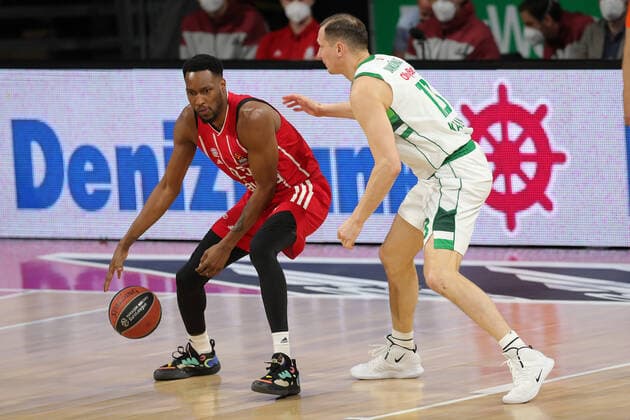 Zweikampf zwischen Jajuan Johnson (Muenchen) und Paulius Jankunas (Kaunas) GER, FC Bayern Basketball vs. Zalgiris Kaunas, Basketball, Euroleague, Saison 2020 2021, 01.04.2021, GER, FC Bayern Basketball vs. Zalgiris Kaunas, Basketball, Euroleague, Saison 2020 2021, 01.04.2021, Muenchen Copyright: xEIBNER MarcelxEngelbrechtx EP_EER