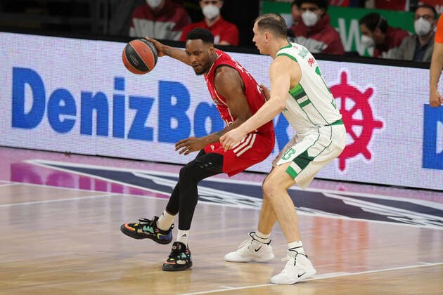 Jajuan Johnson (Muenchen) im Zweikampf mit Paulius Jankunas (Kaunas) GER, FC Bayern Basketball vs. Zalgiris Kaunas, Basketball, Euroleague, Saison 2020 2021, 01.04.2021, GER, FC Bayern Basketball vs. Zalgiris Kaunas, Basketball, Euroleague, Saison 2020 2021, 01.04.2021, Muenchen Copyright: xEIBNER MarcelxEngelbrechtx EP_EER