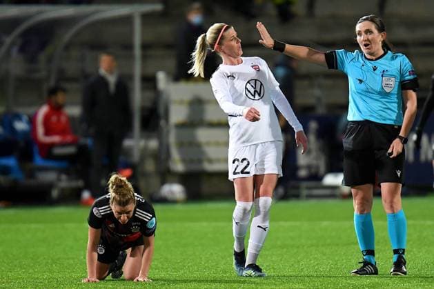 Bilder des Jahres 2021, Sport 04 April Sport Themen der Woche KW13 Sport Bilder des Tages Malmo, Sweden, Apr 1st 2021: Olivia Schough ( 22 FC Rosengard) almost gets hit int her face by referee Olga Zadinova during the 2nd leg of the Quarter Final in UEFA Womens Champions League between FC Rosengard and FC Bayern Munich at Malmo IP in Malmo, Sweden Peter Sonander SPP UEFA WomenÂ s Champions League Quarter Final - FC Rosengard v FC Bayern Munich 