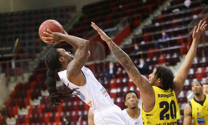 Ludwigsburg , Basketball easyCredit BBL Bundesliga , MHP RIESEN Ludwigsburg vs. SYNTAINICS MBC , von links: Anthony Barber ( MBC ) Desi Rodriguez ( Riesen )