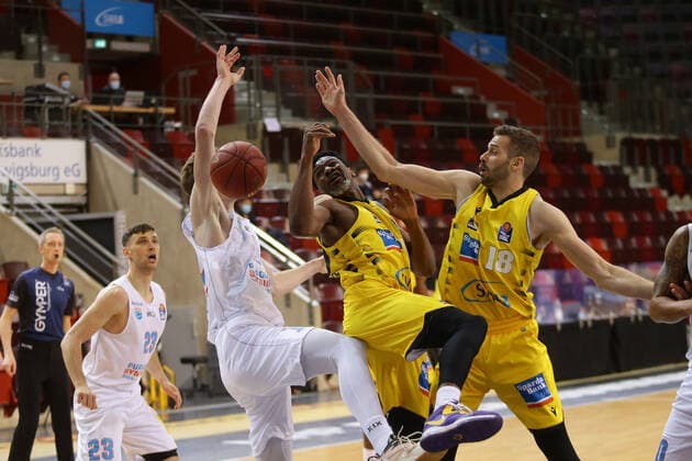 Ludwigsburg , Basketball easyCredit BBL Bundesliga , MHP RIESEN Ludwigsburg vs. SYNTAINICS MBC , von links: Philipp Hartwich ( MBC ) Yorman Polas Bartolo ( Riesen ) Jonas Wohlfarth-Bottermann ( Riesen )