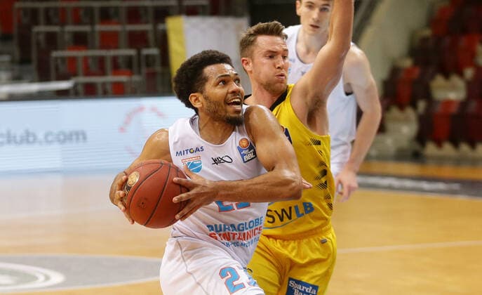 Ludwigsburg , Basketball easyCredit BBL Bundesliga , MHP RIESEN Ludwigsburg vs. SYNTAINICS MBC , von links: Quinton Hooker ( MBC ) Jordan Hulls ( Riesen )