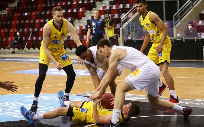 Ludwigsburg , Basketball easyCredit BBL Bundesliga , MHP RIESEN Ludwigsburg vs. SYNTAINICS MBC , von unten: Jordan Hulls ( Riesen ) , rechts: Marko Krstanovic ( MBC )