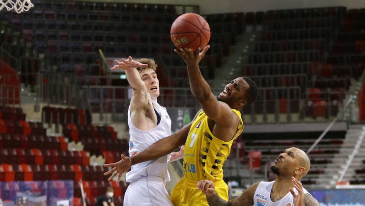 Ludwigsburg , Basketball easyCredit BBL Bundesliga , MHP RIESEN Ludwigsburg vs. SYNTAINICS MBC , von links: Philipp Hartwich ( MBC ) Jamel McLean Riesen )