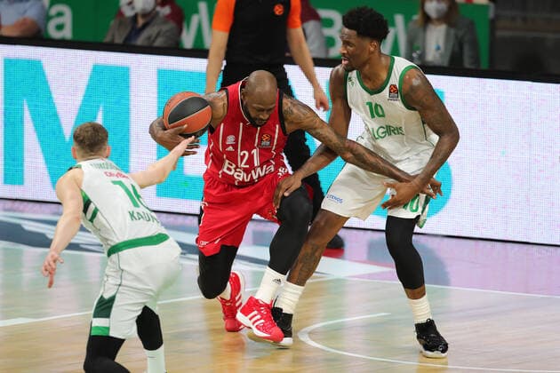 Zweikampf zwischen James Gist (Muenchen) und Nigel Hayes (Kaunas) GER, FC Bayern Basketball vs. Zalgiris Kaunas, Basketball, Euroleague, Saison 2020 2021, 01.04.2021, GER, FC Bayern Basketball vs. Zalgiris Kaunas, Basketball, Euroleague, Saison 2020 2021, 01.04.2021, Muenchen Copyright: xEIBNER MarcelxEngelbrechtx EP_EER