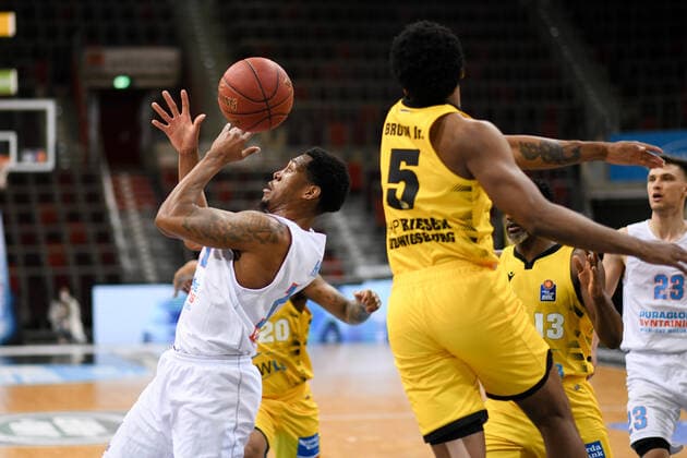 Kyndahl Hill (Syntainics MBC) im Zweikampf mit Barry Brown Jr. (MHP Riesen Ludwigsburg), GER, MHP Riesen Ludwigsburg vs. Syntainics MBC Weißenfels, 01.04.2021, 29. Spieltag easycredit Basketball Bundesliga, Spielzeit 2020 2021. GER, MHP Riesen Ludwigsburg vs. Syntainics MBC Weißenfels, 01.04.2021, 29. Spieltag easycredit Basketball Bundesliga, Spielzeit 2020 2021 Ludwigsburg Copyright: xEibnerxPressefoto MichaelxMemmlerx EP_MMR