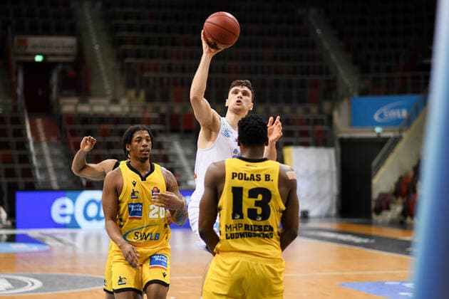 Michal Michalak (Syntainics MBC) im Zweikampf mit Desi Rodriguez (MHP Riesen Ludwigsburg) und Yorman Polas Bartolo (MHP Riesen Ludwigsburg), GER, MHP Riesen Ludwigsburg vs. Syntainics MBC Weißenfels, 01.04.2021, 29. Spieltag easycredit Basketball Bundesliga, Spielzeit 2020 2021. GER, MHP Riesen Ludwigsburg vs. Syntainics MBC Weißenfels, 01.04.2021, 29. Spieltag easycredit Basketball Bundesliga, Spielzeit 2020 2021 Ludwigsburg Copyright: xEibnerxPressefoto MichaelxMemmlerx EP_MMR