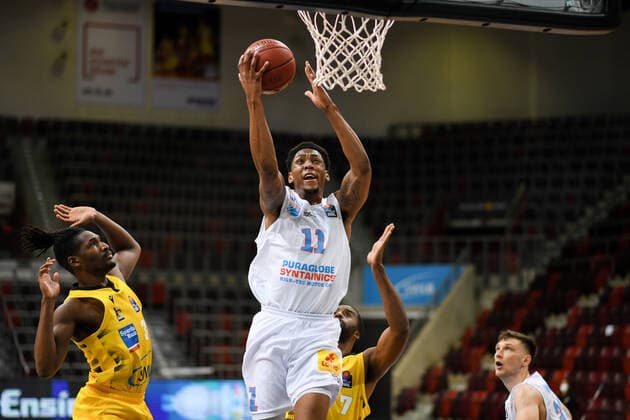 Kyndahl Hill (Syntainics MBC) am Korb gegen Jaleen Smith (MHP Riesen Ludwigsburg), GER, MHP Riesen Ludwigsburg vs. Syntainics MBC Weißenfels, 01.04.2021, 29. Spieltag easycredit Basketball Bundesliga, Spielzeit 2020 2021. GER, MHP Riesen Ludwigsburg vs. Syntainics MBC Weißenfels, 01.04.2021, 29. Spieltag easycredit Basketball Bundesliga, Spielzeit 2020 2021 Ludwigsburg Copyright: xEibnerxPressefoto MichaelxMemmlerx EP_MMR