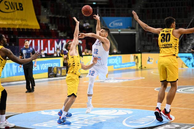 Roko Rogic (Syntainics MBC) im Zweikampf mit Jordan Hulls (MHP Riesen Ludwigsburg) und Oscar da Silva (MHP Riesen Ludwigsburg), GER, MHP Riesen Ludwigsburg vs. Syntainics MBC Weißenfels, 01.04.2021, 29. Spieltag easycredit Basketball Bundesliga, Spielzeit 2020 2021. GER, MHP Riesen Ludwigsburg vs. Syntainics MBC Weißenfels, 01.04.2021, 29. Spieltag easycredit Basketball Bundesliga, Spielzeit 2020 2021 Ludwigsburg Copyright: xEibnerxPressefoto MichaelxMemmlerx EP_MMR