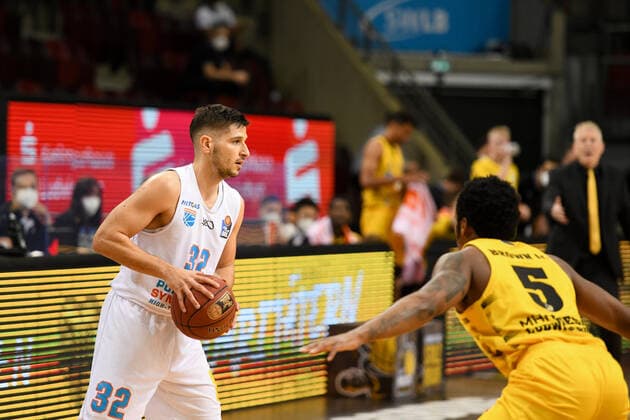 Roko Rogic (Syntainics MBC) im Zweikampf mit Barry Brown Jr. (MHP Riesen Ludwigsburg), GER, MHP Riesen Ludwigsburg vs. Syntainics MBC Weißenfels, 01.04.2021, 29. Spieltag easycredit Basketball Bundesliga, Spielzeit 2020 2021. GER, MHP Riesen Ludwigsburg vs. Syntainics MBC Weißenfels, 01.04.2021, 29. Spieltag easycredit Basketball Bundesliga, Spielzeit 2020 2021 Ludwigsburg Copyright: xEibnerxPressefoto MichaelxMemmlerx EP_MMR