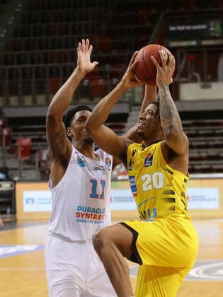 Ludwigsburg , Basketball easyCredit BBL Bundesliga , MHP RIESEN Ludwigsburg vs. SYNTAINICS MBC , von links: Kyndahl Hill ( MBC ) Desi Rodriguez ( Riesen )