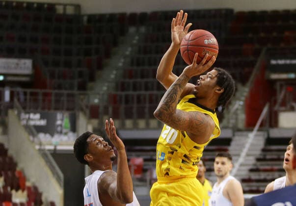 Ludwigsburg , Basketball easyCredit BBL Bundesliga , MHP RIESEN Ludwigsburg vs. SYNTAINICS MBC , von links: Kyndahl Hill ( MBC ) Desi Rodriguez ( Riesen )