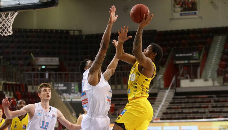 Ludwigsburg , Basketball easyCredit BBL Bundesliga , MHP RIESEN Ludwigsburg vs. SYNTAINICS MBC , von links: Kyndahl Hill ( MBC ) Desi Rodriguez ( Riesen )