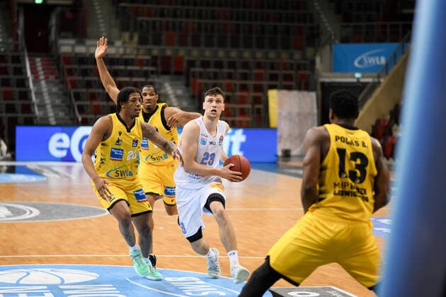 Michal Michalak (Syntainics MBC) im Zweikampf mit Desi Rodriguez (MHP Riesen Ludwigsburg) und Yorman Polas Bartolo (MHP Riesen Ludwigsburg), GER, MHP Riesen Ludwigsburg vs. Syntainics MBC Weißenfels, 01.04.2021, 29. Spieltag easycredit Basketball Bundesliga, Spielzeit 2020 2021. GER, MHP Riesen Ludwigsburg vs. Syntainics MBC Weißenfels, 01.04.2021, 29. Spieltag easycredit Basketball Bundesliga, Spielzeit 2020 2021 Ludwigsburg Copyright: xEibnerxPressefoto MichaelxMemmlerx EP_MMR