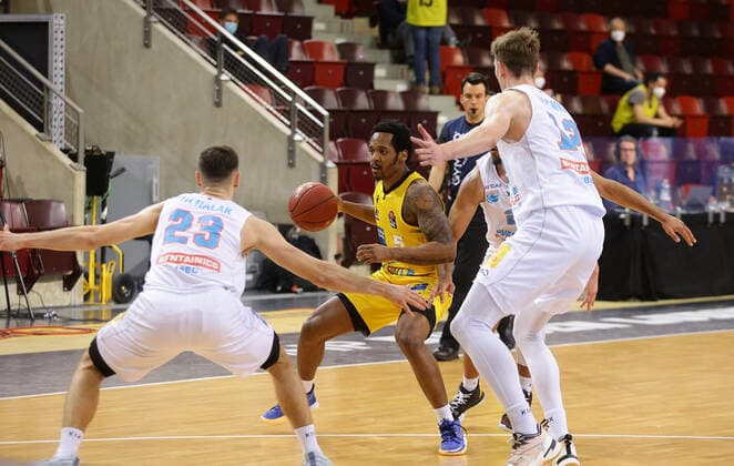 Ludwigsburg , Basketball easyCredit BBL Bundesliga , MHP RIESEN Ludwigsburg vs. SYNTAINICS MBC , mite: Barry Brown ( Riesen )