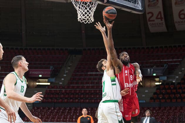 Basketball, Euroleague, day0}.04.2021, FC Bayern München - Zalgiris Kaunas. Im Bild Joffrey LAUVERGNE (Zalgiris Kaunas, 77) und Jalen REYNOLDS (FC Bayern München, 8) Korbleger. München Audi Dome Bayern Deutschland Copyright: Passion2Press.dex xMarkusxFischerx