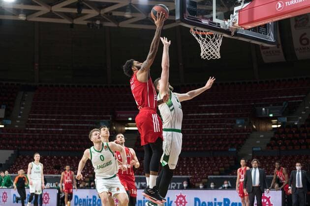 Basketball, Euroleague, day0}.04.2021, FC Bayern München - Zalgiris Kaunas. Im Bild Dennis Jerome SEELEY (FC Bayern München, 4) und Martinas GEBEN (Zalgiris Kaunas, 23). München Audi Dome Bayern Deutschland Copyright: Passion2Press.dex xMarkusxFischerx