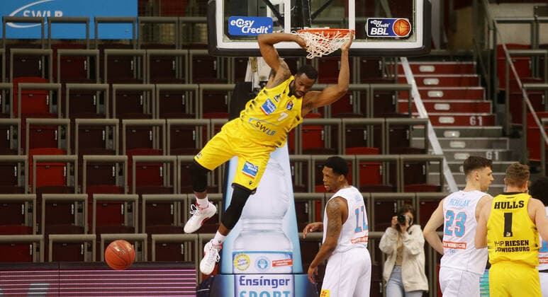 Ludwigsburg , Basketball easyCredit BBL Bundesliga , MHP RIESEN Ludwigsburg vs. SYNTAINICS MBC , Jamel McLean ( Riesen )