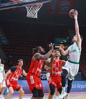 8 Jalen Reynolds und 0 Nick Weiler-Babb (FCBB) rot, gegen 40 Marius Grigonisn (Zalgiris Kaunas) Basketball, EuroLeague, FC Bayern München vs. Zalgiris Kaunas im Audi Dome am 01.04.2021 FOTO: Mladen Lackovic LakoPress