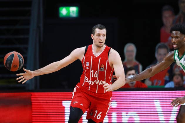 16 Paul Zipser (FCBB) rot, gegen 10 Nigel Hayes (Zalgiris Kaunas) Basketball, EuroLeague, FC Bayern München vs. Zalgiris Kaunas im Audi Dome am 01.04.2021 FOTO: Mladen Lackovic LakoPress