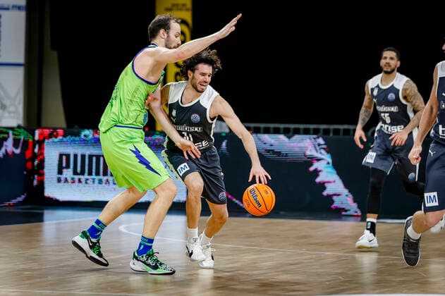 rechts Michele Vitali (Brose Bamberg, 31) links 02 Miro Bilan (Dinamo Banco di Sardegna Sassari) Basketball Champions League 2020 21, Playoof Spieltag 5, Brose Bamberg - Dinamo Sassari 01.04.2021, Bamberg, Brose Arena - Copyright: DanielxLöb