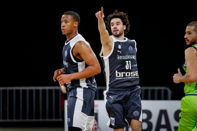 rechts Michele Vitali (Brose Bamberg, 31) links Devon Hall (Brose Bamberg, 22) Basketball Champions League 2020 21, Playoof Spieltag 5, Brose Bamberg - Dinamo Sassari 01.04.2021, Bamberg, Brose Arena - Copyright: DanielxLöb