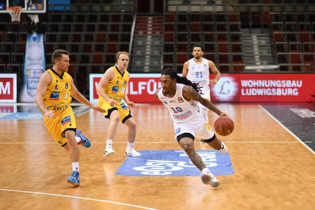 Anthony Barber (Syntainics MBC) im Zweikampf mit Jordan Hulls (MHP Riesen Ludwigsburg), GER, MHP Riesen Ludwigsburg vs. Syntainics MBC Weißenfels, 01.04.2021, 29. Spieltag easycredit Basketball Bundesliga, Spielzeit 2020 2021. GER, MHP Riesen Ludwigsburg vs. Syntainics MBC Weißenfels, 01.04.2021, 29. Spieltag easycredit Basketball Bundesliga, Spielzeit 2020 2021 Ludwigsburg Copyright: xEibnerxPressefoto MichaelxMemmlerx EP_MMR