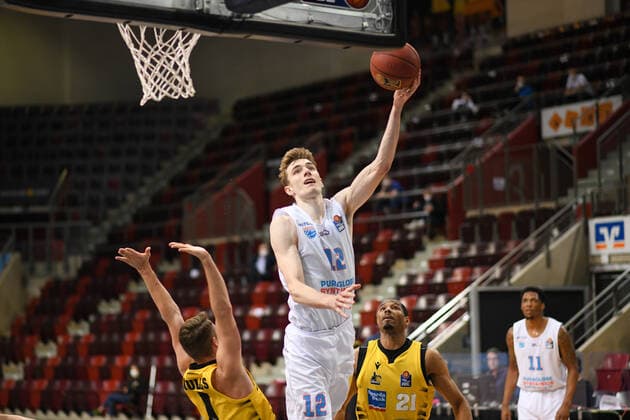 Philipp Hartwich (Syntainics MBC) am Korb gegen Jordan Hulls (MHP Riesen Ludwigsburg) und Tremmell Darden (MHP Riesen Ludwigsburg), GER, MHP Riesen Ludwigsburg vs. Syntainics MBC Weißenfels, 01.04.2021, 29. Spieltag easycredit Basketball Bundesliga, Spielzeit 2020 2021. GER, MHP Riesen Ludwigsburg vs. Syntainics MBC Weißenfels, 01.04.2021, 29. Spieltag easycredit Basketball Bundesliga, Spielzeit 2020 2021 Ludwigsburg Copyright: xEibnerxPressefoto MichaelxMemmlerx EP_MMR