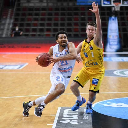 Quinton Hooker (Syntainics MBC) im Zweikampf mit Jordan Hulls (MHP Riesen Ludwigsburg), GER, MHP Riesen Ludwigsburg vs. Syntainics MBC Weißenfels, 01.04.2021, 29. Spieltag easycredit Basketball Bundesliga, Spielzeit 2020 2021. GER, MHP Riesen Ludwigsburg vs. Syntainics MBC Weißenfels, 01.04.2021, 29. Spieltag easycredit Basketball Bundesliga, Spielzeit 2020 2021 Ludwigsburg Copyright: xEibnerxPressefoto MichaelxMemmlerx EP_MMR